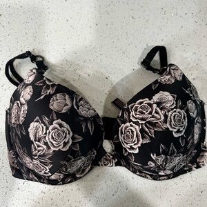 Victoria’s Secret very sexy push-up 32DDD Floral Black Bra. EUC